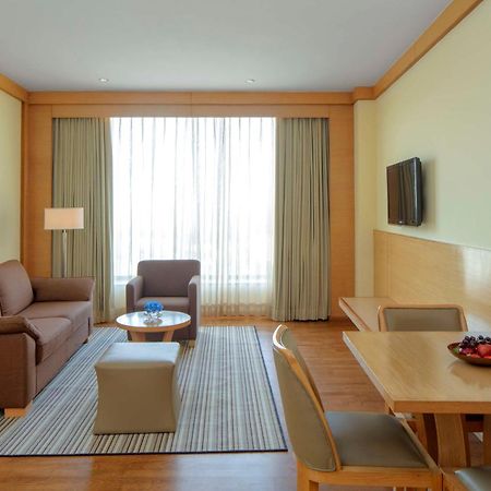 Radisson Blu Hotel New Delhi Dwarka Kültér fotó A living room at the Park