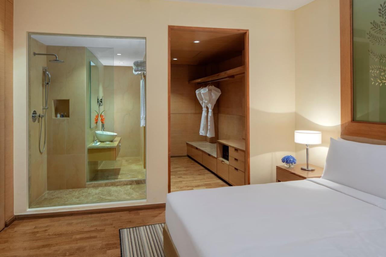 Radisson Blu Hotel New Delhi Dwarka Kültér fotó A bathroom in a hotel room