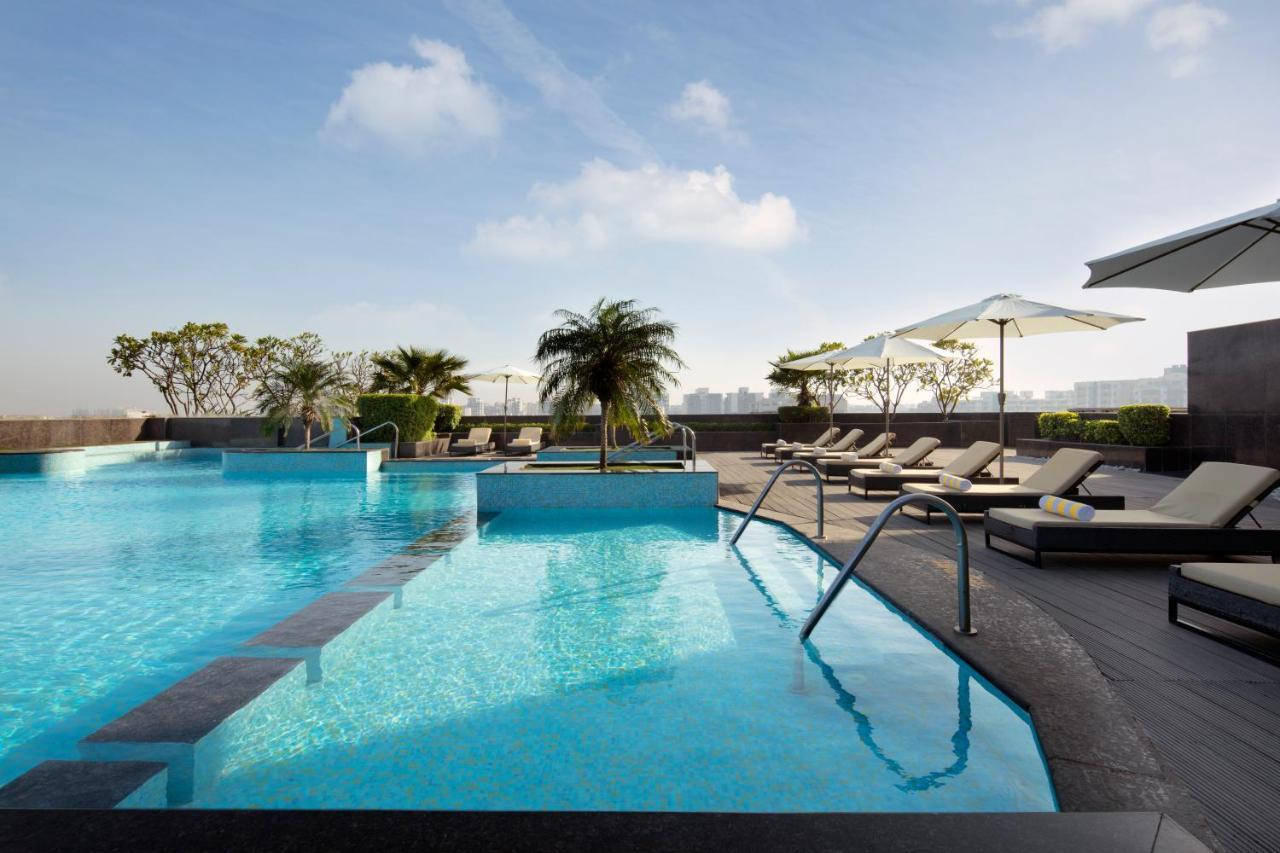 Radisson Blu Hotel New Delhi Dwarka Kültér fotó The swimming pool at the hotel