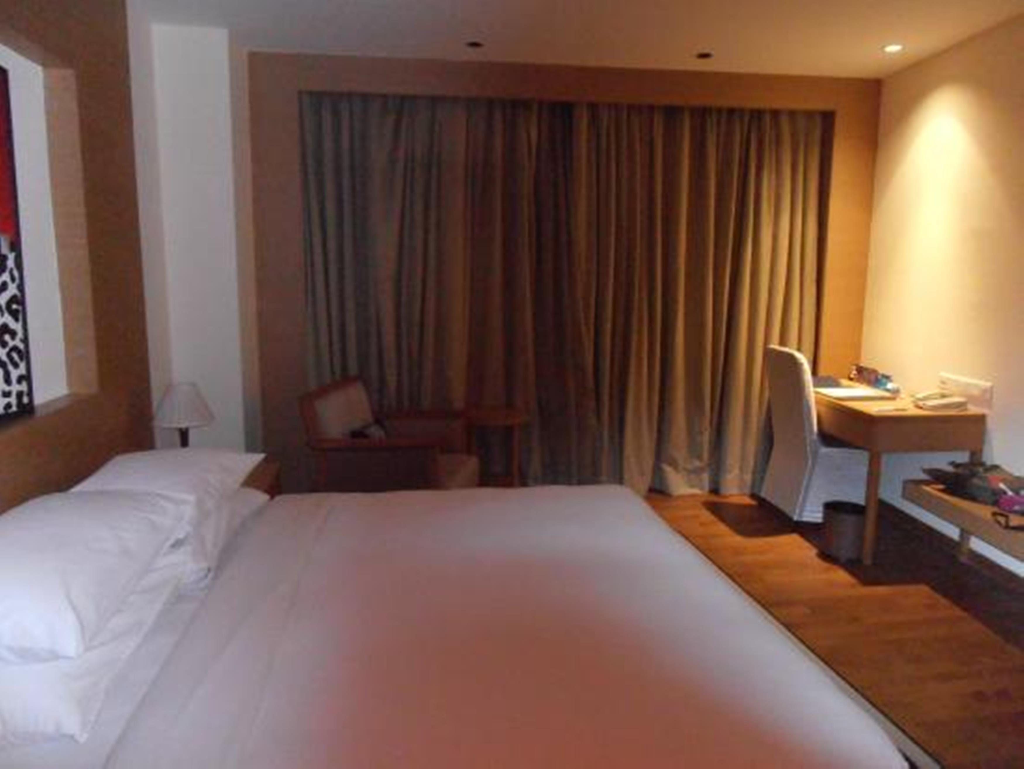 Radisson Blu Hotel New Delhi Dwarka Kültér fotó A room at the hotel