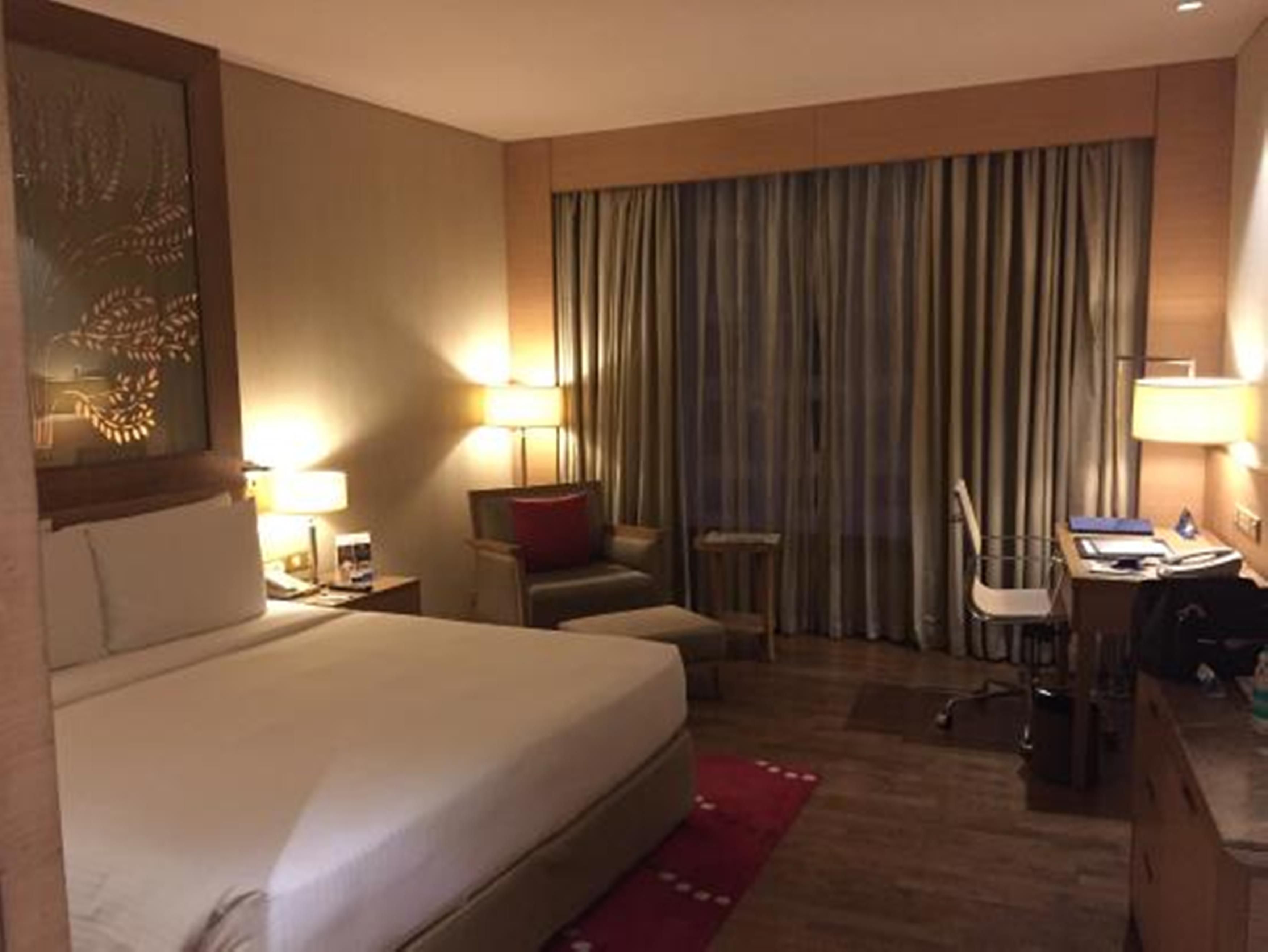 Radisson Blu Hotel New Delhi Dwarka Kültér fotó A room at the hotel