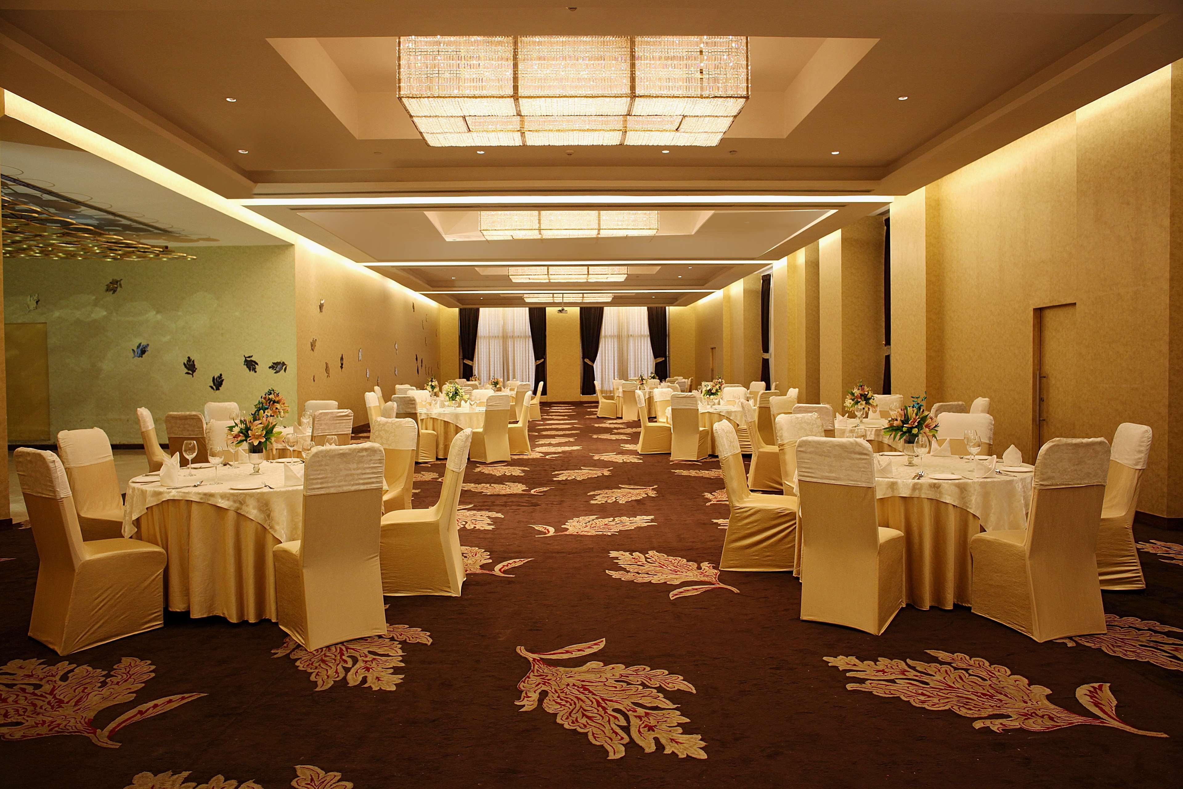 Radisson Blu Hotel New Delhi Dwarka Kültér fotó The ballroom