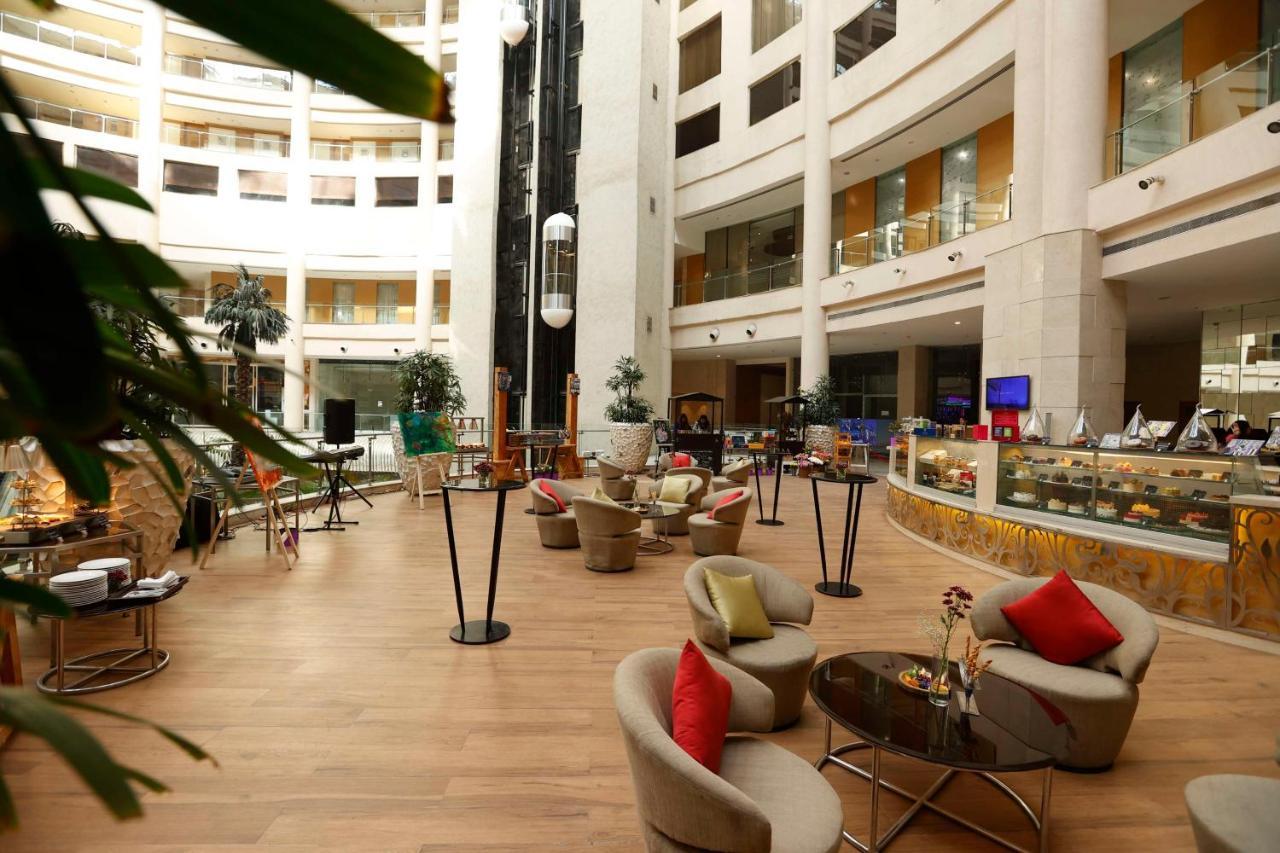 Radisson Blu Hotel New Delhi Dwarka Kültér fotó The lobby of the hotel