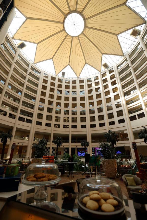 Radisson Blu Hotel New Delhi Dwarka Kültér fotó The interior of the hotel