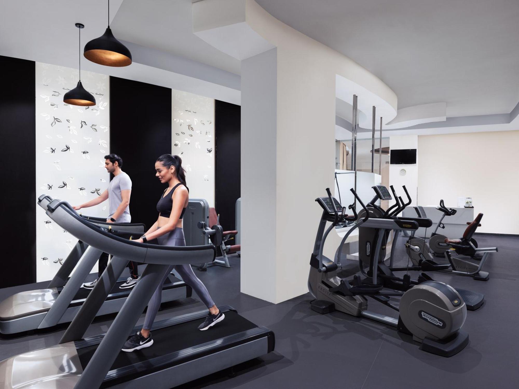 Radisson Blu Hotel New Delhi Dwarka Kültér fotó The gym at the hotel