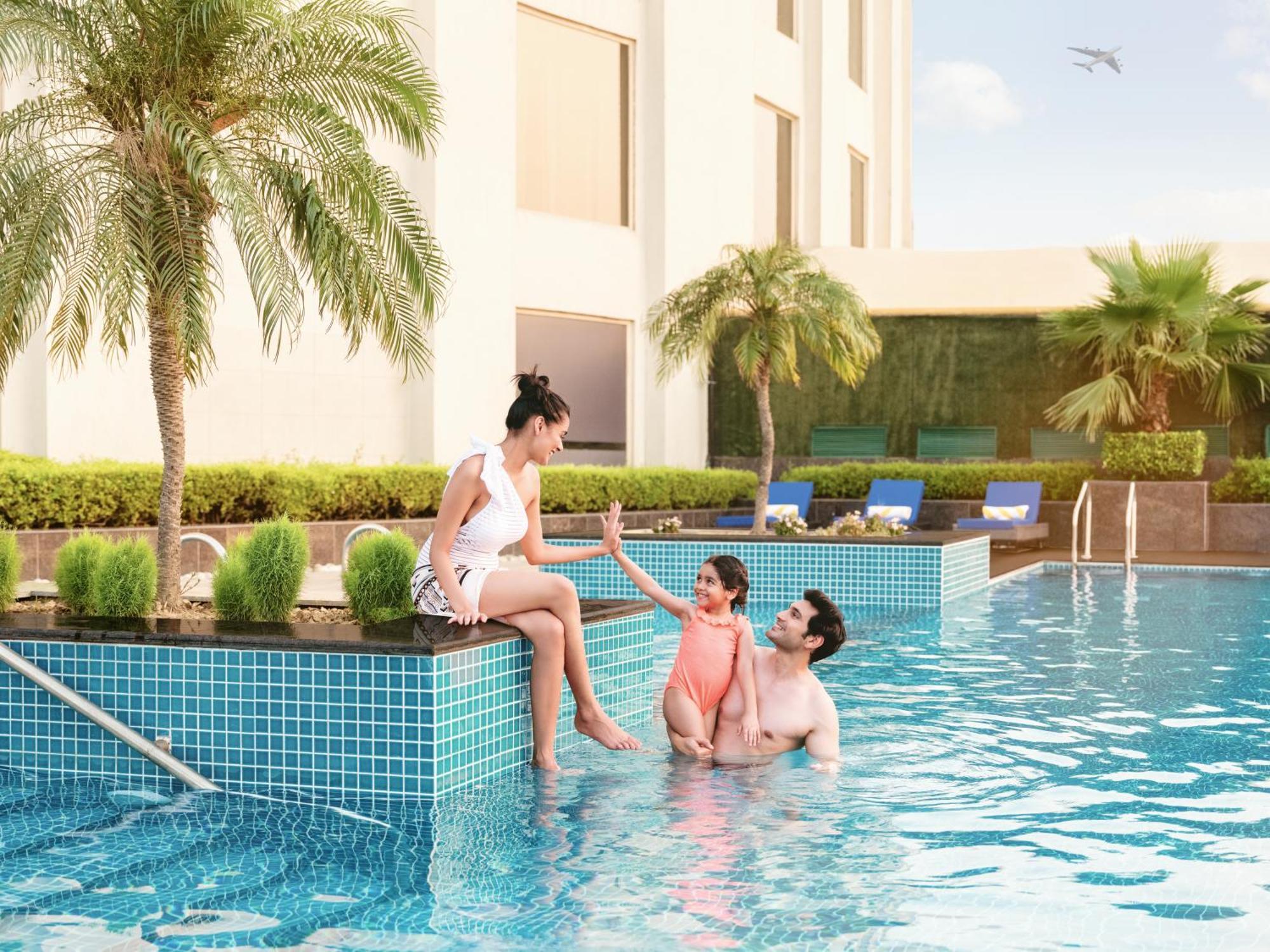 Radisson Blu Hotel New Delhi Dwarka Kültér fotó Swimming pool at the hotel