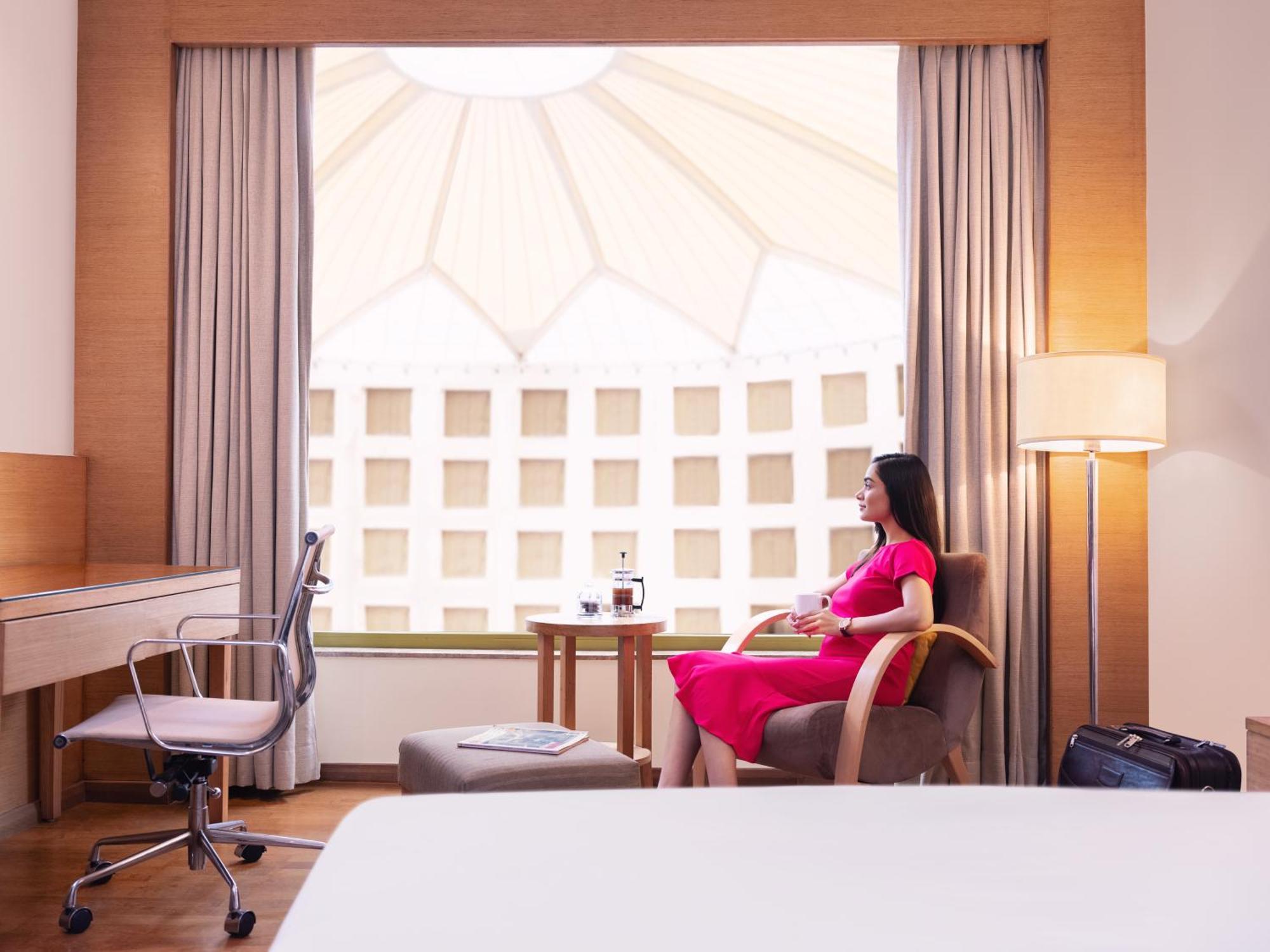 Radisson Blu Hotel New Delhi Dwarka Kültér fotó A room at the hotel