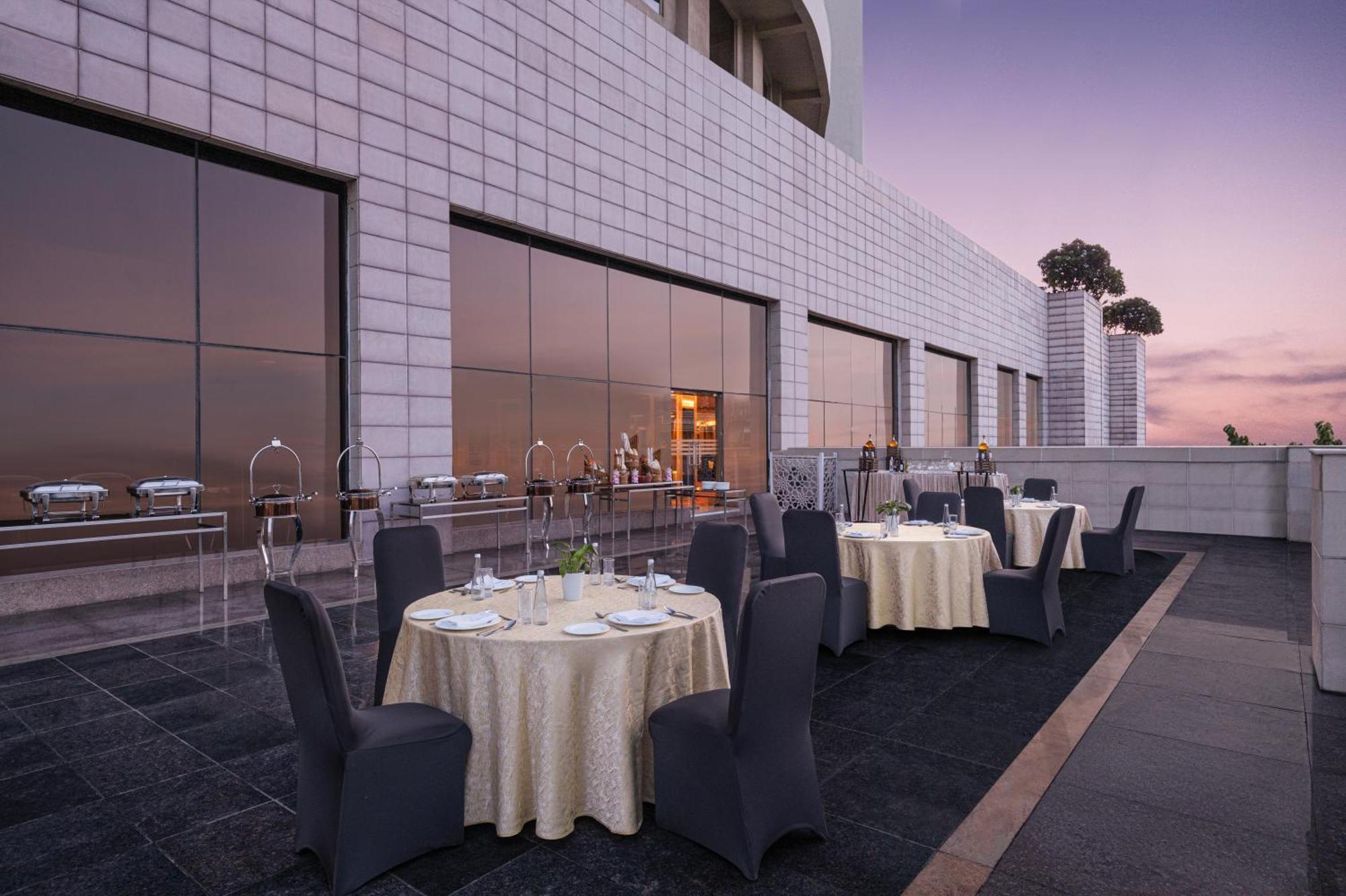 Radisson Blu Hotel New Delhi Dwarka Kültér fotó The Club Lounge at the 36th floor
