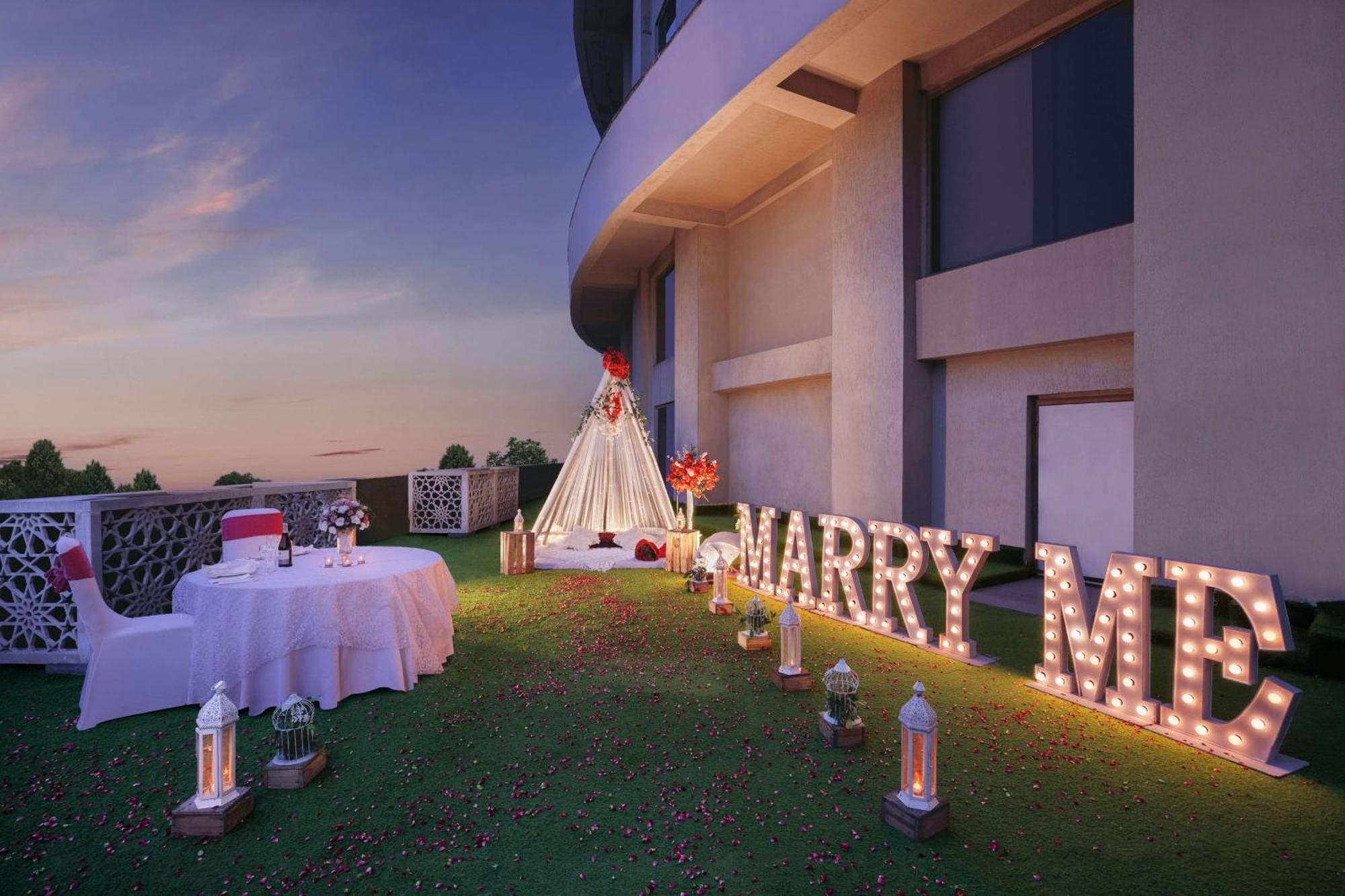 Radisson Blu Hotel New Delhi Dwarka Kültér fotó The Sky Garden