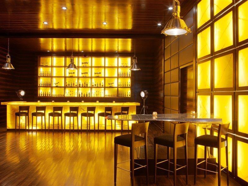 Radisson Blu Hotel New Delhi Dwarka Kültér fotó The bar at the hotel